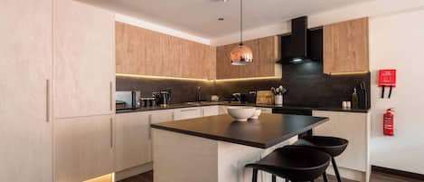 Kylskåp, mikrovågsugn, ugn och spishäll