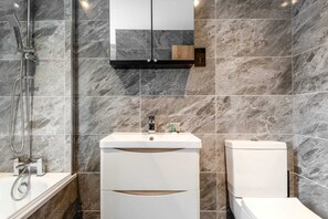 Dusj, hårføner og håndklær