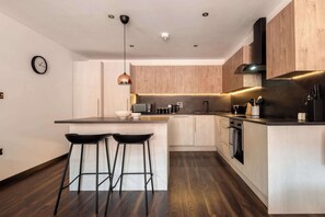 Fridge, microwave, oven, stovetop - Stylish 2 Bedroom Apartment in Central Hull (Hull)