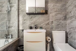 Douche, sèche-cheveux, serviettes fournies