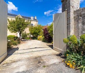 Property grounds - Charming Stay with Pool in Loire Valley's Wine Region (Doué-en-Anjou)