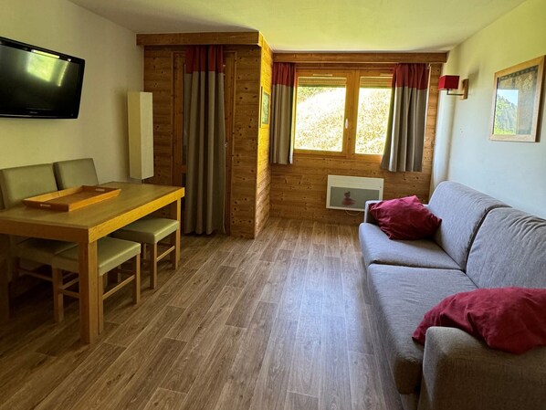 TV - Functional studio 2 pers · Ski-in/ski-out · Slope view (Belle Plagne)