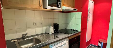 Kjøleskap, mikrobølgeovn, ovn og kaffetrakter/tekoker