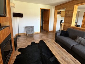 Fernseher, Kamin, DVD-Player