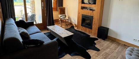 Televisie, een open haard en een dvd-speler