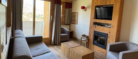 Fernseher, Kamin, DVD-Player