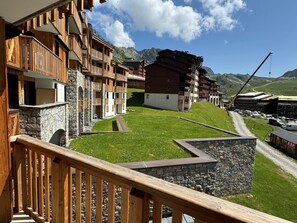 Property grounds - Spacious ski-in/ski-out apartment, south-facing with pool, wifi and pets allowed (Belle Plagne)