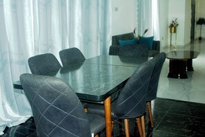 Dining - Exclusive Villa - 5str Hideout, Private Pool, Wifi (Accra)