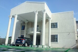 House | Exterior - Exclusive Villa - 5str Hideout, Private Pool, Wifi (Accra)