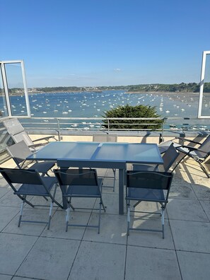 Outdoor dining - Dinard Centre Ville, Appartement Duplex DE 120m2, 3 Chambres, VUE SUR MER (Dinard)