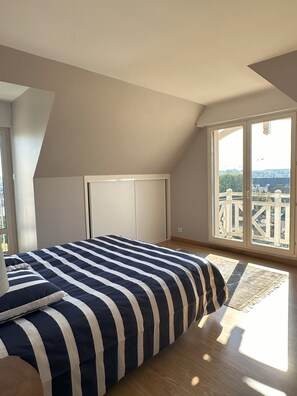 3 bedrooms, iron/ironing board, free WiFi, bed sheets - Dinard Centre Ville, Appartement Duplex DE 120m2, 3 Chambres, VUE SUR MER (Dinard)