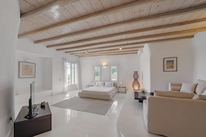 5 bedrooms, iron/ironing board, WiFi, bed sheets