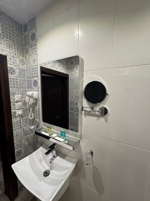 Departamento panorámico | Baño | Secadora de cabello, pantuflas, toallas, jabón 