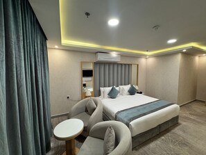 Habitación básica, 1 cama matrimonial, para no fumadores, vista parcial al mar | Área de sala de estar