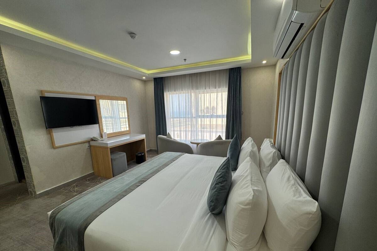 Double room with side sea view | Blackout drapes, soundproofing, iron/ironing board, WiFi (free)