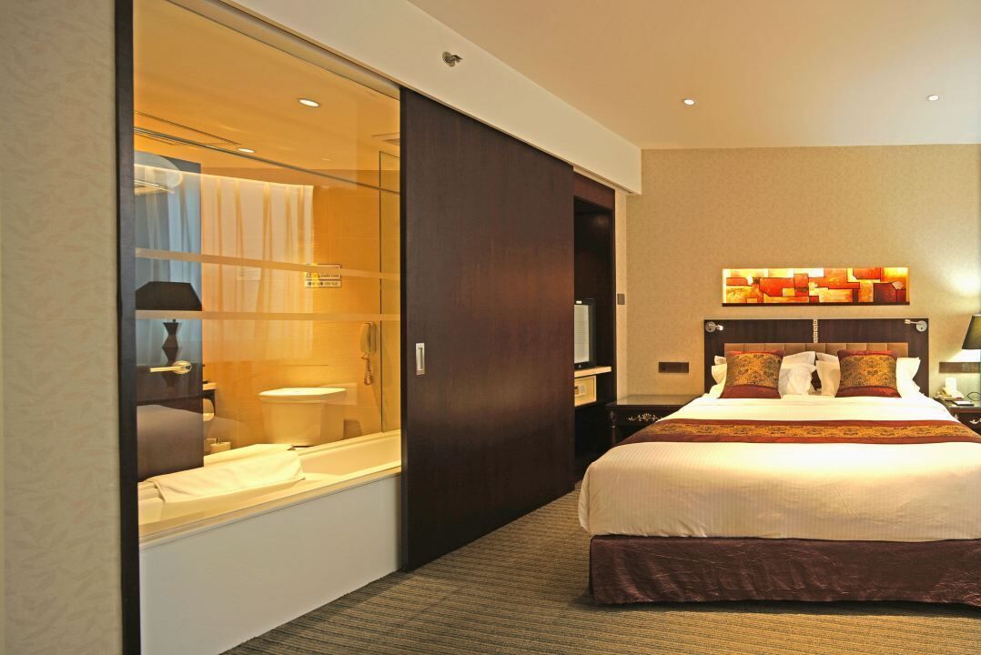 Business Room | Minibar, in-room safe, desk, laptop workspace