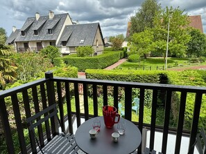 Outdoor dining - Renovated 2-Room Apartment Near Cabourg Beach, WiFi, Parking (Cabourg)