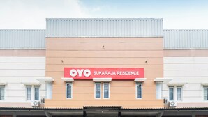 Un edificio con un letrero que dice "OYO Sukaraja Residence".