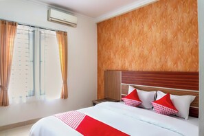 Deluxe Double Room | Free WiFi, bed sheets - Super OYO 617 Sukaraja Residence Syariah (Bandung)