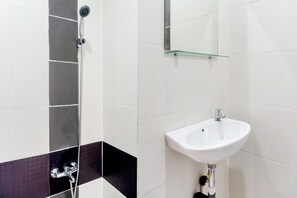 Deluxe-Doppelzimmer | Badezimmer | Dusche, Handtücher, Seife