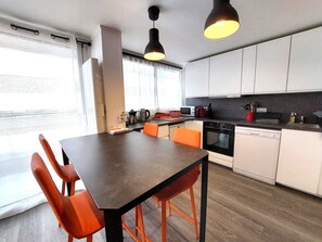Kylskåp, mikrovågsugn och diskmaskin