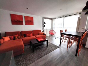 TV - Charming 1-bedroom flat near the beach in Pontaillac (Royan)