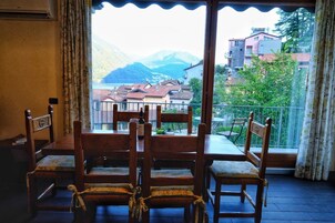 Apartamento, balcón, vistas al lago | Comedor