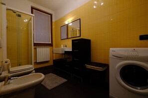 Appartement, balkon, uitzicht op meer | Badkamer | Een douche, gratis toiletartikelen, een haardroger, een bidet