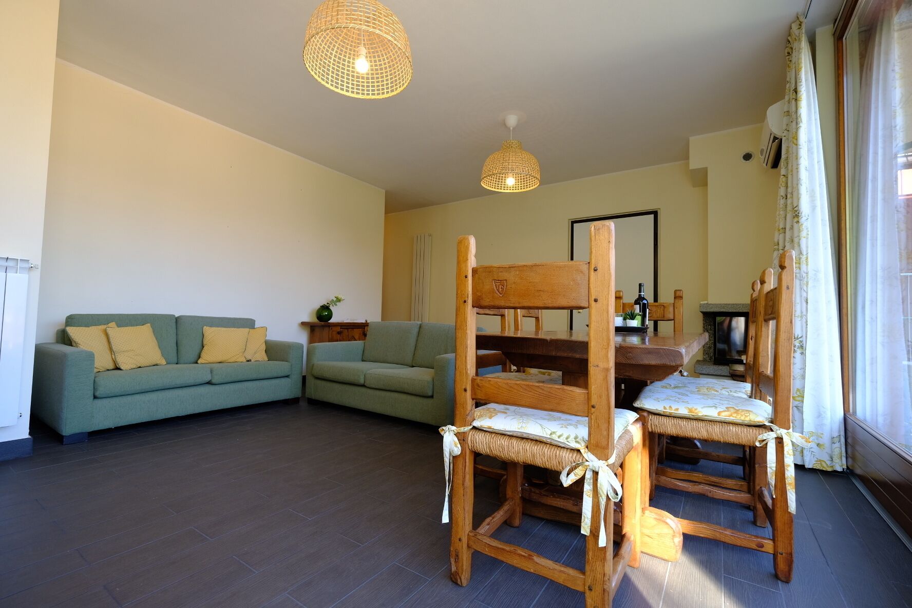 Apartment, Balkon, Seeblick | Wohnzimmer | 30-Zoll-Fernseher mit Digitalempfang