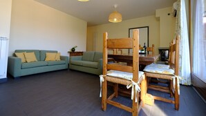 Appartement, balcon, vue lac | Salle de séjour