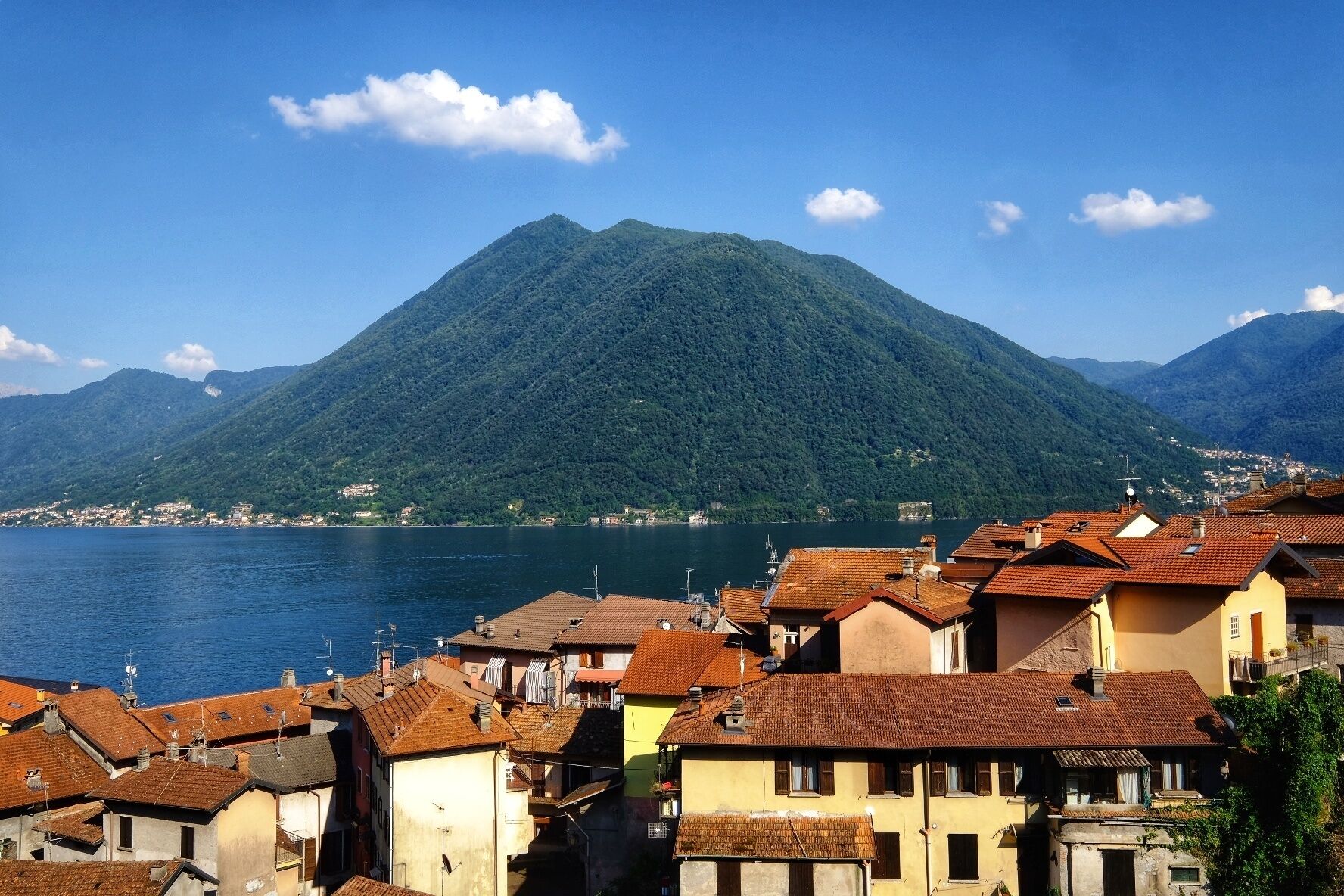 アパートメント バルコニー レイクビュー | 2 室のベッドルーム、高級寝具、羽毛の掛け布団、アイロン / アイロン台