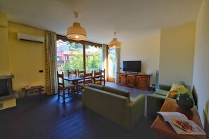 Apartment, Balcony, Lake View | Living room | 30-inch TV with digital channels - Lake View Gateway (Argegno)