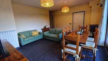 Apartment, Balcony, Lake View | Ruang makan