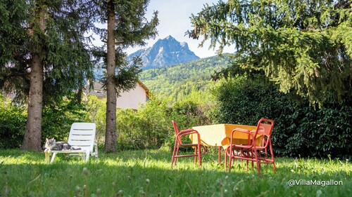 Villa avec dépendances proche du lac et des commerces.