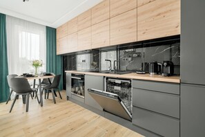 Apartment, 1 Schlafzimmer, Balkon | Eigene Küche | Ofen, Geschirrspüler, Wasserkocher mit Kaffee-/Teezubehör, Wasserkocher