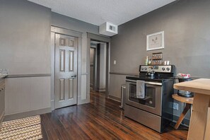 Fridge, microwave, oven, stovetop - Cozy 1BR near KU Med, walkable (Kansas City)