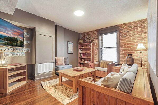 Smart TV, offices - Cozy 1BR near KU Med, walkable (Kansas City)