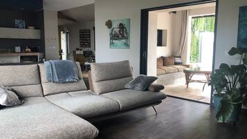 Smart-tv, een tafeltennistafel, boeken en een stereo