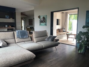 Smart-tv, ett bordtennisbord, böcker och en stereo