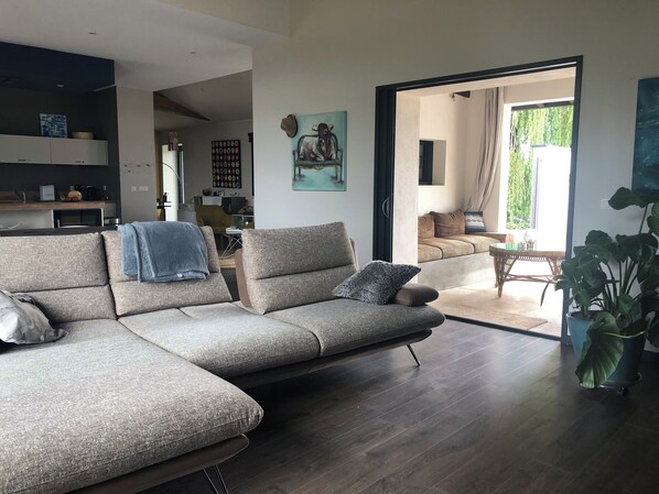 TV connectée, table de tennis de table, livres, chaîne hi-fi