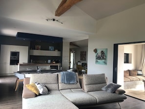 Smart TV, ping pong, books, stereo