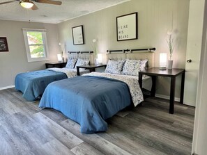 3 bedrooms, iron/ironing board, WiFi, bed sheets - Family Home on Mayo Peninsula | Deck | Sleeps 10 (Edgewater)