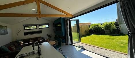 Televisión y chimenea