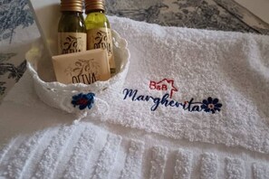 Haartrockner, Bidet, Handtücher, Seife