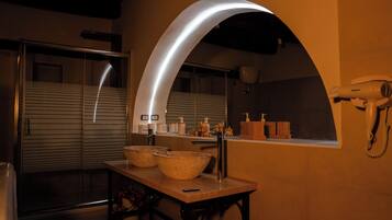 Luxury-Doppelzimmer | Badezimmer | Dusche, Hydromassagedusche, Haartrockner, Bidet