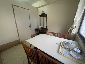 ファミリー スタジオスイート | デスク、ノートパソコン用作業スペース、WiFi (無料)、ベッドシーツ