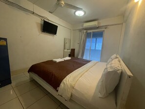 Kamar Double Standar | Meja kerja, ruang kerja ramah laptop, Wi-Fi gratis, dan seprai linen
