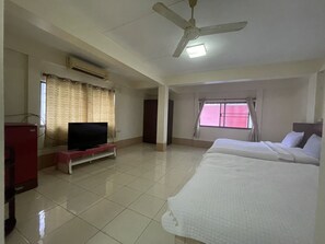 Studio Suite Keluarga | Meja kerja, ruang kerja ramah laptop, Wi-Fi gratis, dan seprai linen