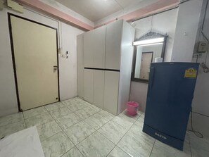 Standard Double Room | Bathroom - OYO 75494 President Apartment (Pattaya)