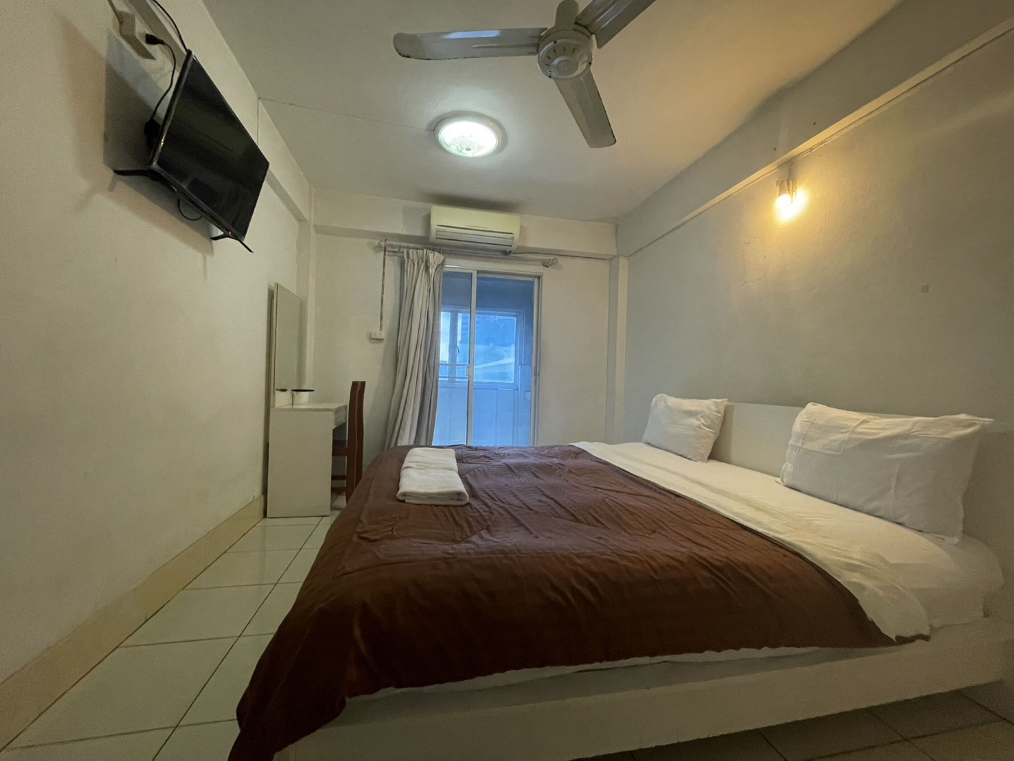 Standaard tweepersoonskamer | Een bureau, een laptopwerkplek, gratis wifi, beddengoed